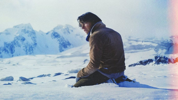 Кадр из фильма Общество снега
